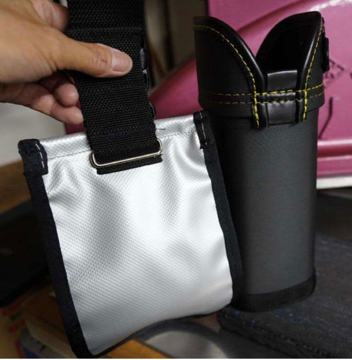 Pochette imperméable Takaki Tarpoulin Silver, résistante, en tissu argenté, conçue pour une protection professionnelle fiable.