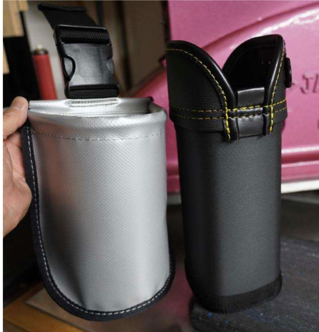 Pochette imperméable professionnelle Takaki Tarpoulin Silver, ultra-résistante, visible en gros plan avec fermeture robuste et finition argentée