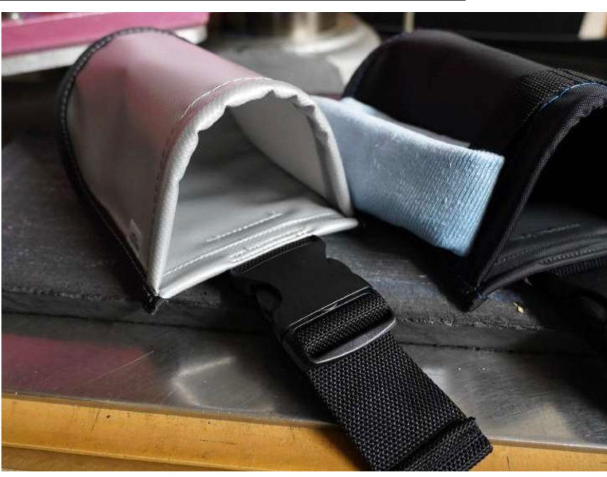 Pochette imperméable Takaki Tarpoulin Silver, professionnelle, ultra-résistante, en tissu argenté avec fermeture sécurisée.