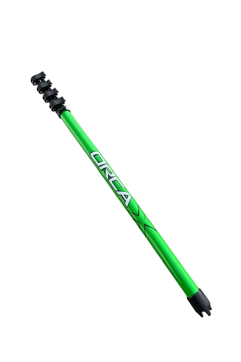 Perche télescopique en carbone Orca X, longueur ajustable de 2,5 m à 4,6 m, avec mécanisme de verrouillage.