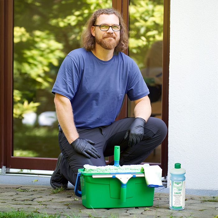 Kit de nettoyage de vitres UNGER GreenLabel avec raclette et manche pour un nettoyage efficace des fenêtres.