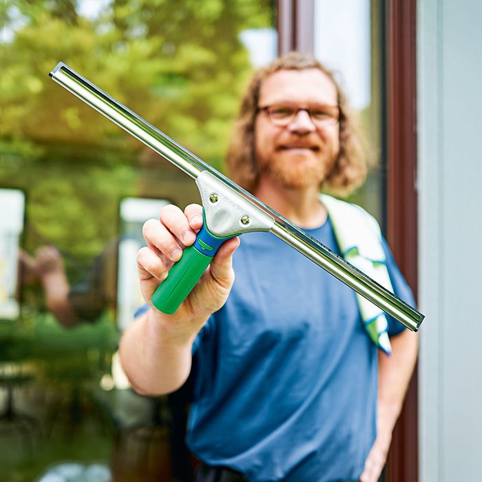 Kit de nettoyage de vitres UNGER GreenLabel avec raclette et manche pour un nettoyage efficace des surfaces vitrées.