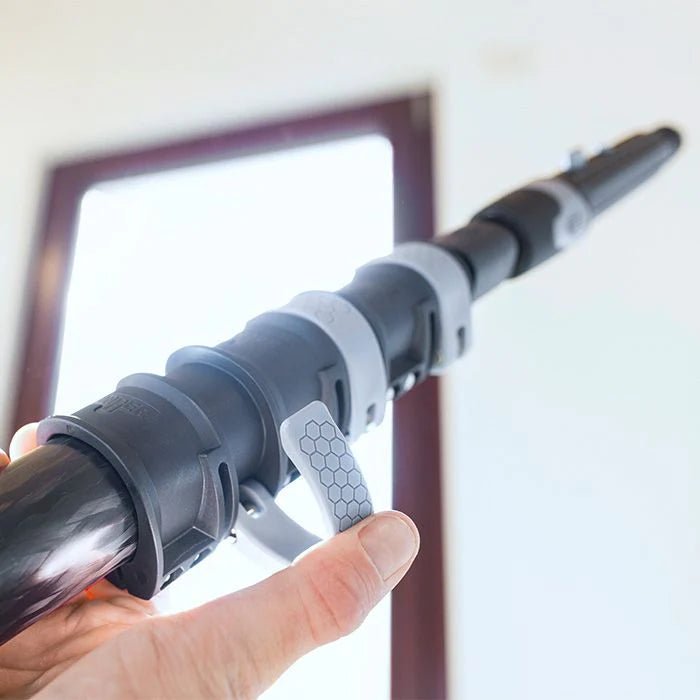 Manche télescopique en carbone UNGER Ninja de 1,90 m pour nettoyage ou lavage, avec poignée ergonomique.