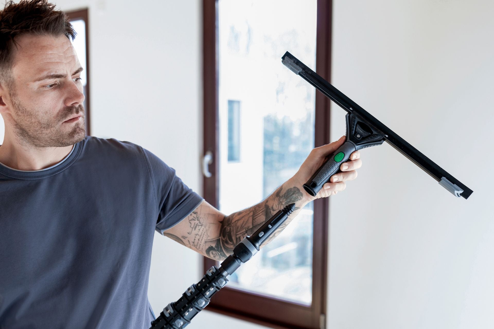 Manche télescopique en carbone UNGER Ninja, longueur 1,90 m, adapté pour le nettoyage et l'entretien en hauteur.