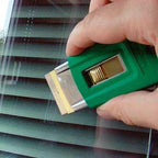 Grattoir Ergotec Unger de 4 cm avec manche en plastique, utilisé pour le nettoyage et le grattage efficace des surfaces.