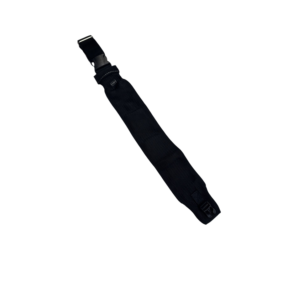 Porte-perche Takaki long et séparé avec barres en bois, idéal pour suspendre vêtements ou accessoires dans une entrée.
