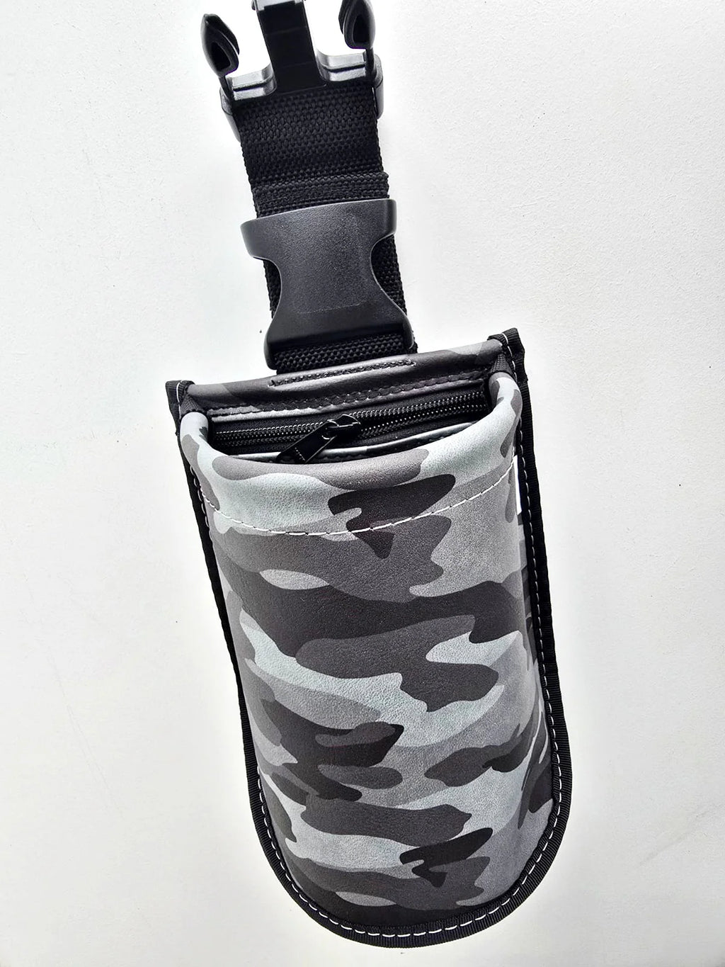 Pochette TAKAKI Middle Pouch en cuir noir, petite sacoche élégante avec fermeture zippée et design compact.