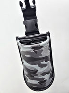 Pochette TAKAKI Middle Pouch en cuir noir, petite sacoche élégante avec fermeture zippée et design compact.