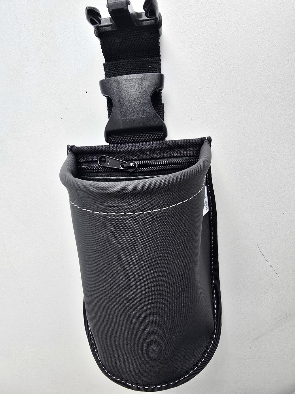 Pochette TAKAKI Middle Pouch en cuir noir, avec fermeture éclair et poche intérieure pour accessoires, vue de face.