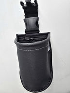 Pochette TAKAKI Middle Pouch en cuir noir, avec fermeture éclair et poche intérieure pour accessoires, vue de face.