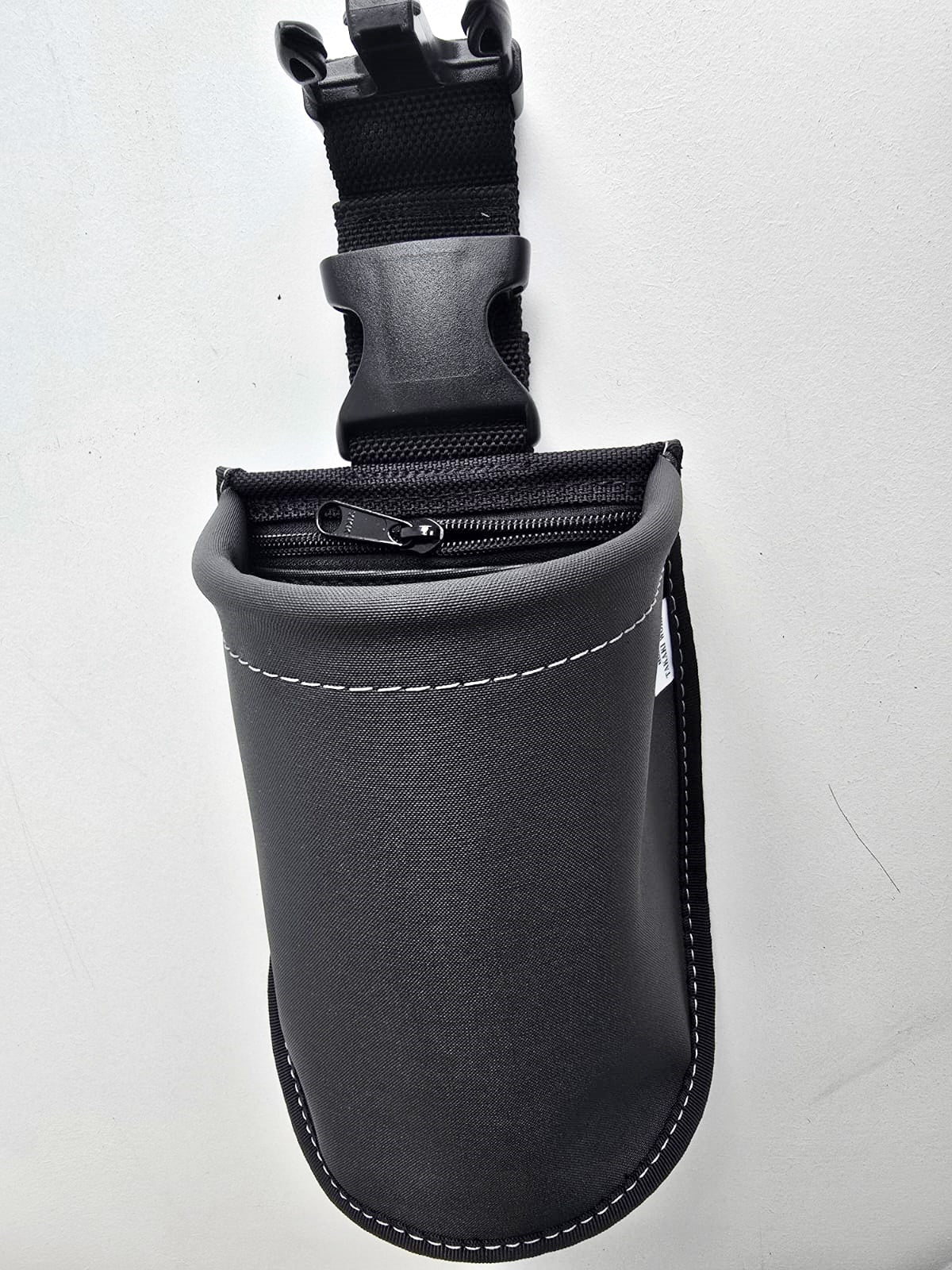 Pochette TAKAKI Middle Pouch en cuir noir, avec fermeture éclair et poche intérieure pour accessoires, vue de face.