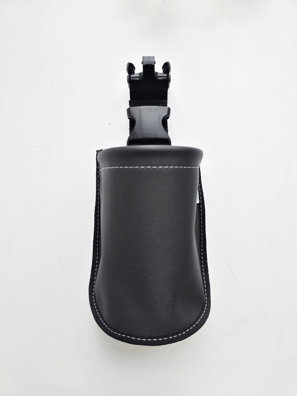 Pochette TAKAKI Middle Pouch en cuir noir, petit sac élégant avec fermeture éclair et bandoulière amovible, pour accessoires.