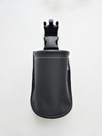 Pochette TAKAKI Middle Pouch en cuir noir, petit sac élégant avec fermeture éclair et bandoulière amovible, pour accessoires.