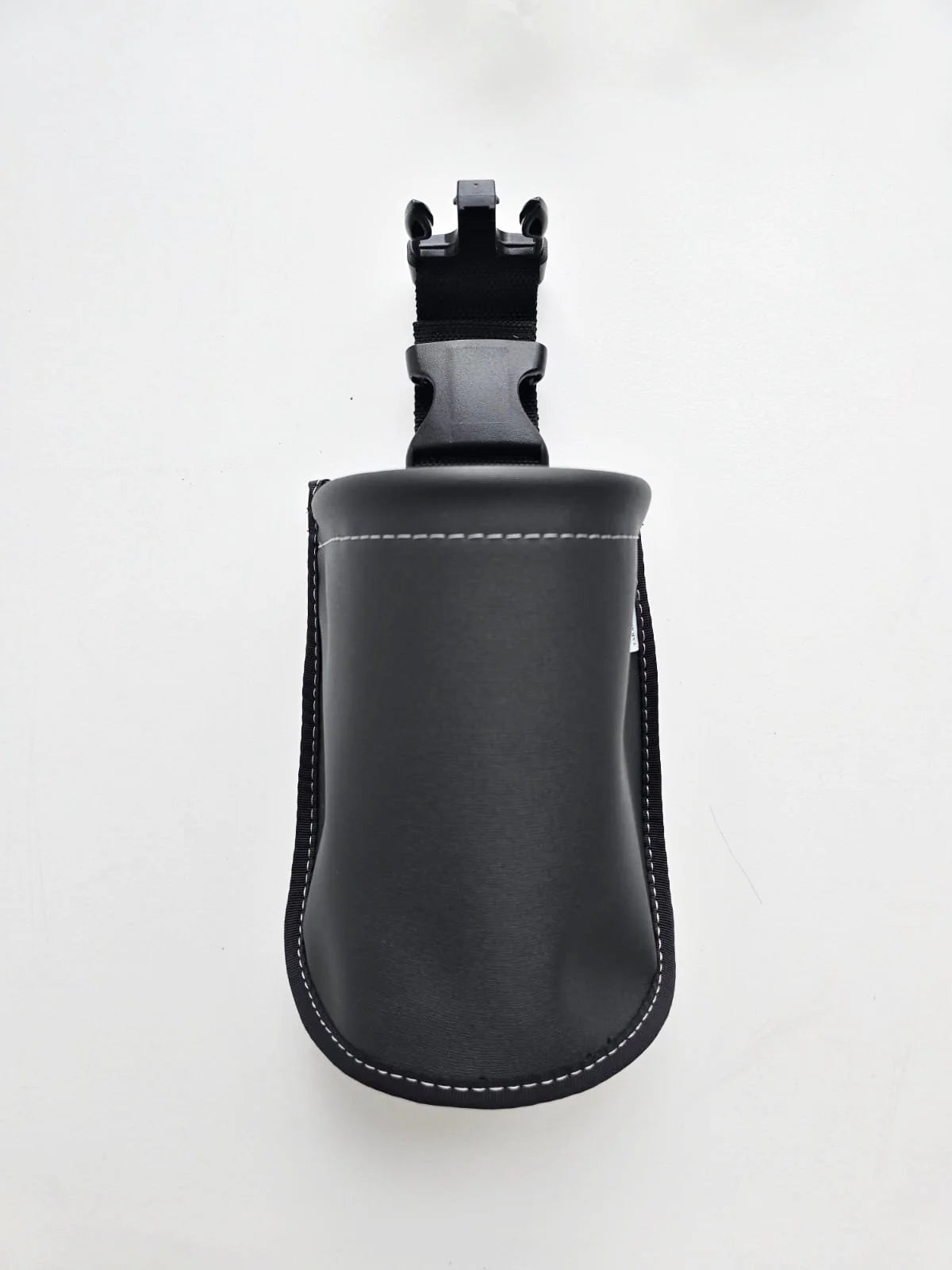 Pochette TAKAKI Middle Pouch en cuir noir, petit sac élégant avec fermeture éclair et bandoulière amovible, pour accessoires.
