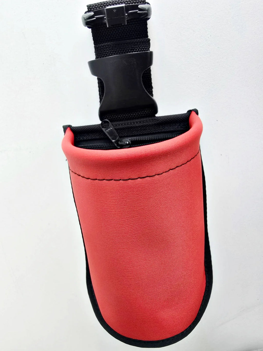 Pochette TAKAKI Middle Pouch en cuir noir, petite pochette élégante avec fermeture éclair, idéale pour accessoires ou cartes.