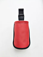 Pochette TAKAKI Middle Pouch en cuir noir avec fermeture éclair et logo subtil, idéale pour accessoires ou petits objets.