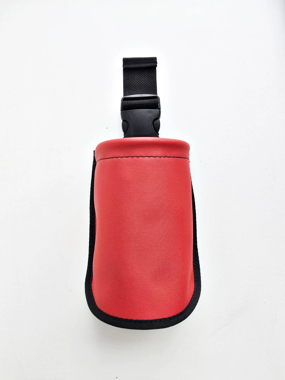 Pochette TAKAKI Middle Pouch en cuir noir avec fermeture éclair et logo subtil, idéale pour accessoires ou petits objets.