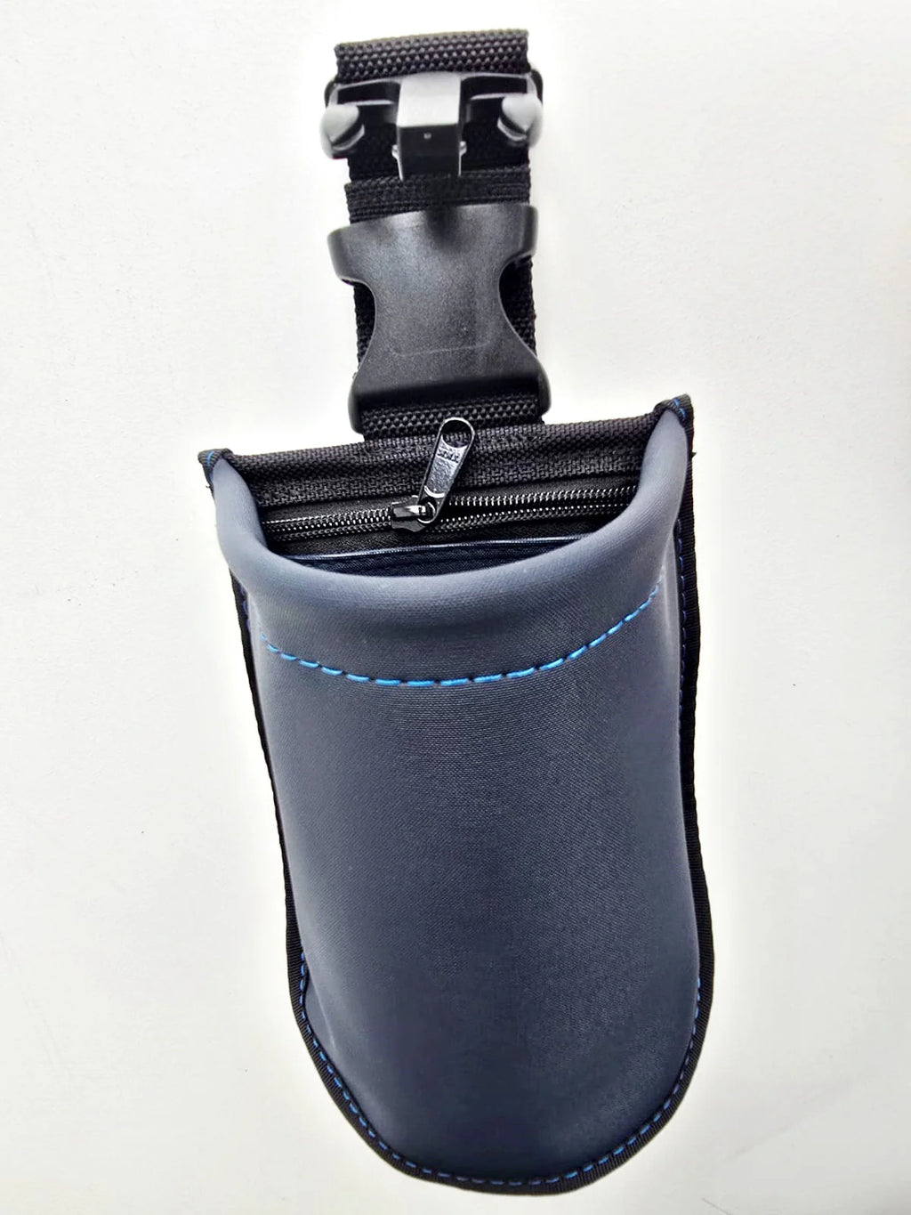 Pochette TAKAKI Middle Pouch en cuir noir avec fermeture éclair, idéale pour accessoires ou petits objets personnels.