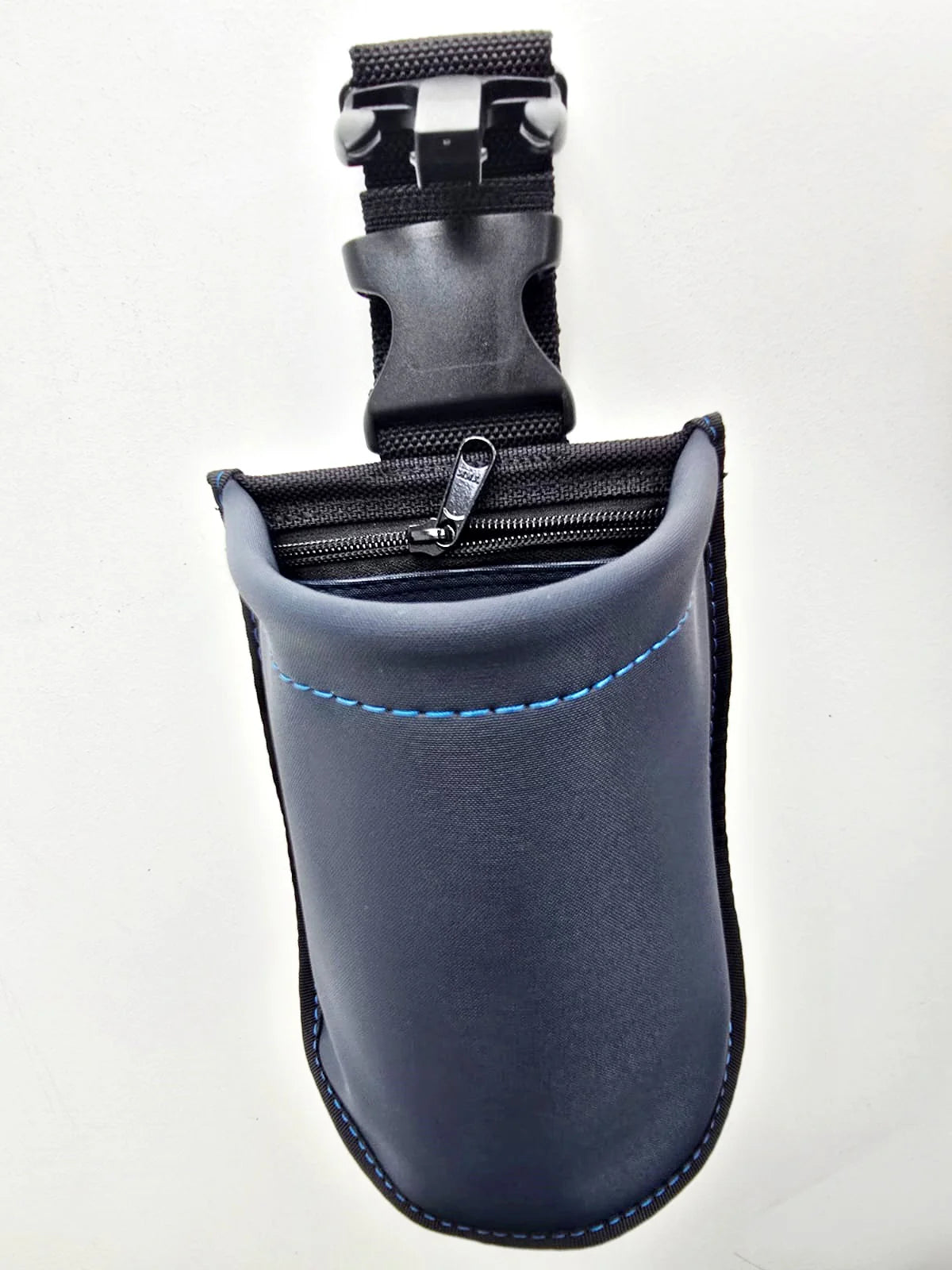 Pochette TAKAKI Middle Pouch en cuir noir avec fermeture éclair, idéale pour accessoires ou petits objets personnels.