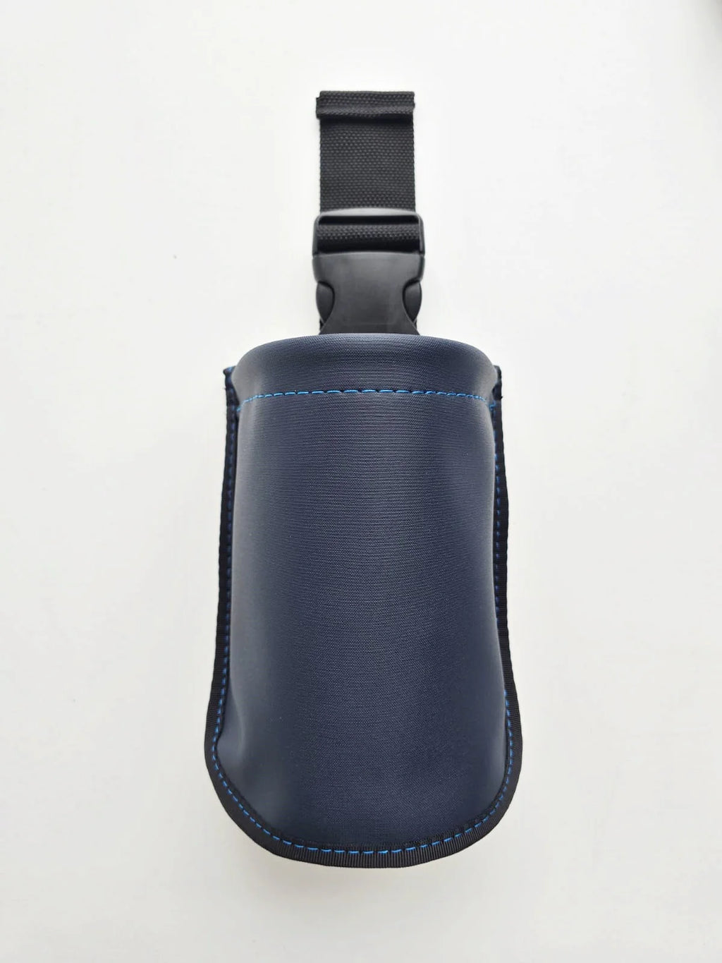 Pochette TAKAKI Middle Pouch en cuir noir avec fermoir métallique, idéale pour accessoires et petits objets.