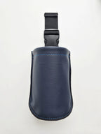 Pochette TAKAKI Middle Pouch en cuir noir avec fermoir métallique, idéale pour accessoires et petits objets.