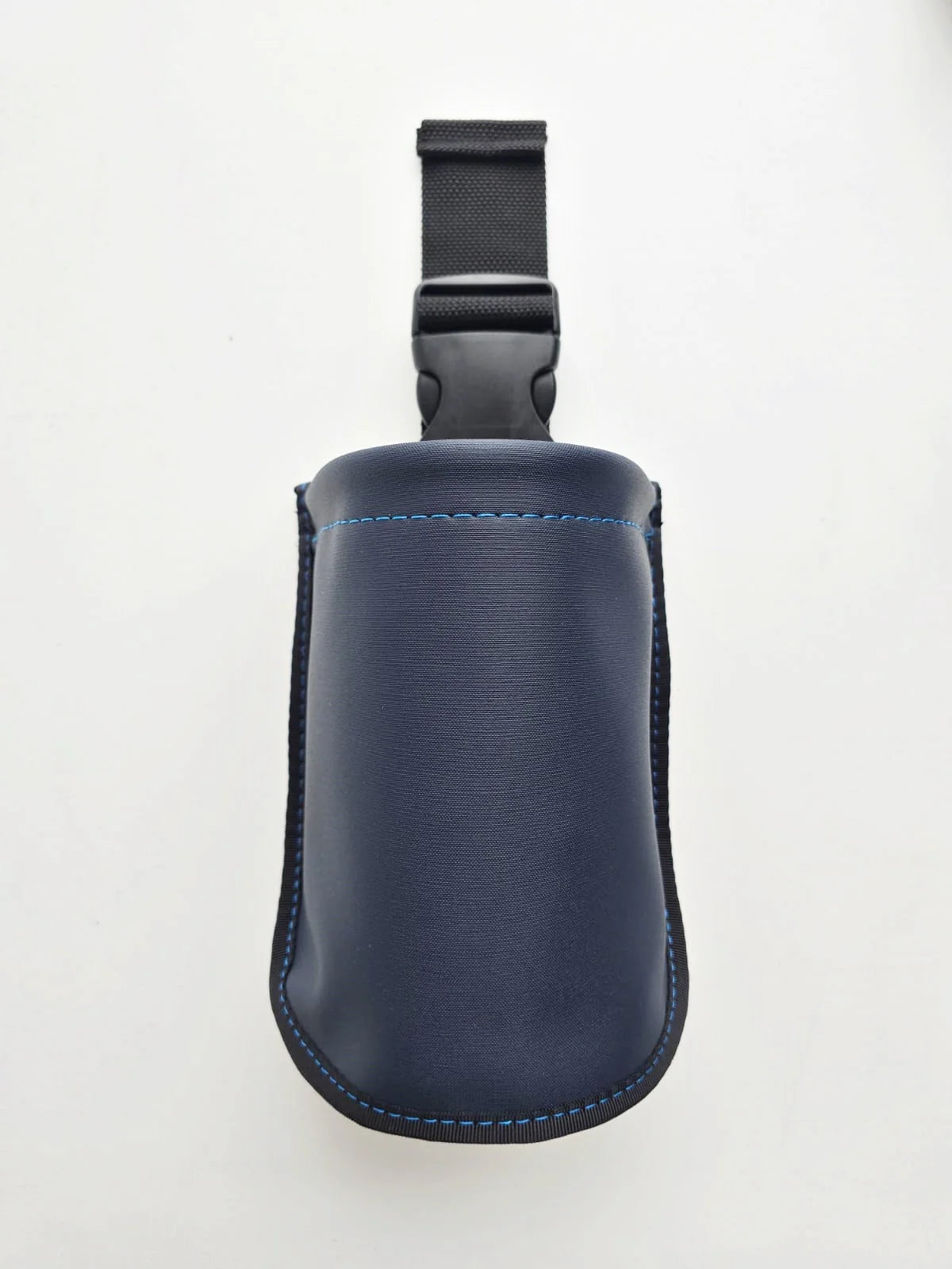 Pochette TAKAKI Middle Pouch en cuir noir avec fermoir métallique, idéale pour accessoires et petits objets.