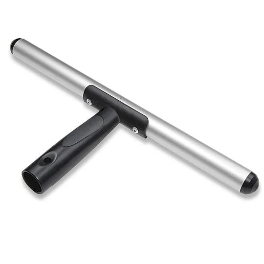 Barre en T Pro+ pour mouilleur Ettore, support professionnel léger et durable, en action avec un outil de nettoyage.