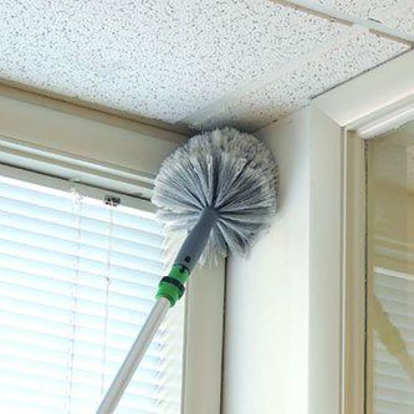 Époussette UNGER StarDuster avec tête de loup pour nettoyage efficace de surfaces, en bleu avec poils synthétiques.