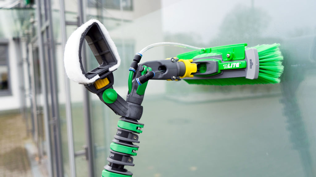 Pad à récurer UNGER nLITE pour perches à eau pure, accessoire de nettoyage robuste et efficace pour surface de verre.
